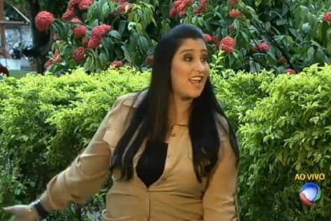 Fabíola vira alvo de brincadeiras ao ser pega cantando em programa ao vivo Fabíola vira alvo de brincadeiras ao ser pega cantando em programa ao vivo