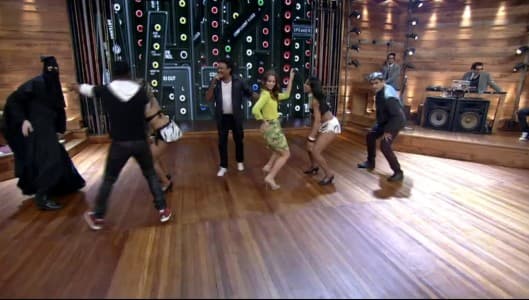 Zeca Camargo rebola com a atriz Paolla Oliveira e o grupo É o Tchan no Vídeo Show, da Globo Zeca Camargo rebola com a atriz Paolla Oliveira e o grupo É o Tchan no Vídeo Show, da Globo
