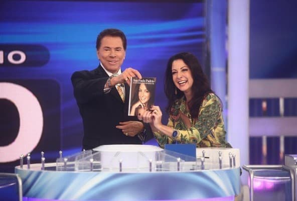 "Programa Silvio Santos", Ana Paula Padrão divulga livro e brinca no "Jogo das 3 Pistas"