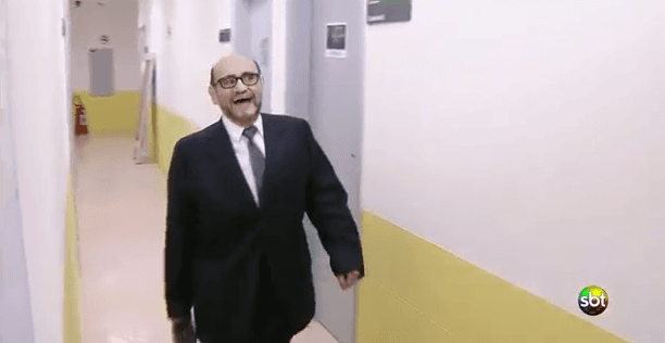 Vídeo da Hora: Seu Barriga cobra aluguel nos corredores do SBT