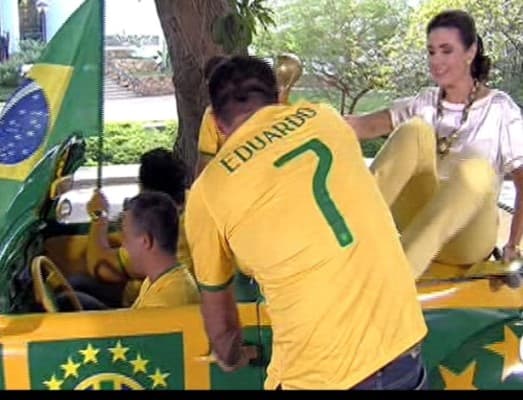 Fátima Bernardes chega ao programa em fusca de torcedores