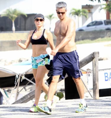 Em seu aniversário, Flávia Alessandra mostra boa forma em caminha com o marido