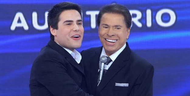 Silvio Santos faz pergunta indiscreta para Bacci ao querer saber se Rezende já viu o seu "menino de ouro"