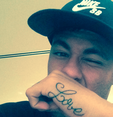 Apaixonada por outra? Neymar faz declaração amorosa com tatuagem