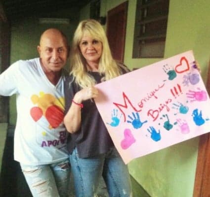 Monique Evans ganha visita de amigos em clínica psiquiátrica