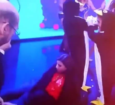 Vídeo da Hora: Narcisa Tamborindeguy leva tombo ao vivo no “Tudo Pela Audiência”