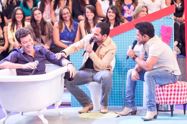 Rodrigo Faro conversa com Zezé Di Camargo & Luciano no “banheiro de casa”