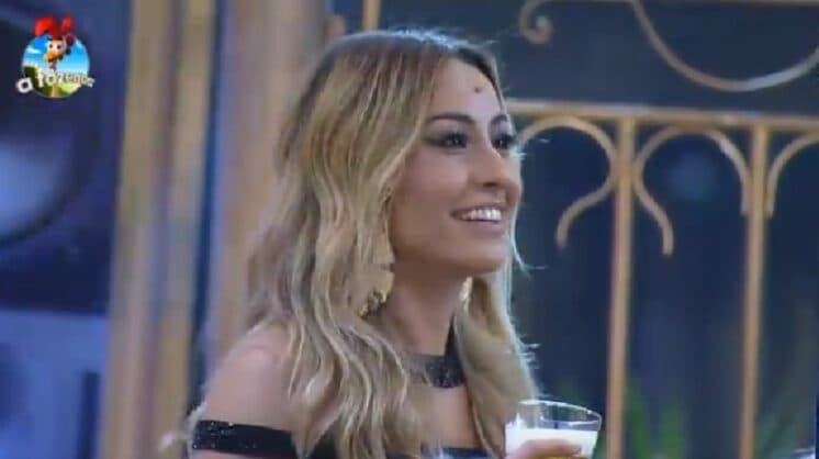 Sabrina Sato surpreende e aparece sem roupa em foto polêmica na internet
