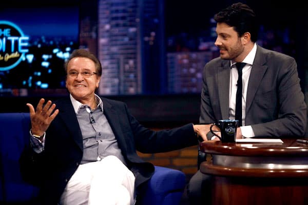 Mesmo após suposto veto, intérprete de Quico vai a velório de Roberto Bolaños e abraça Florinda Meza