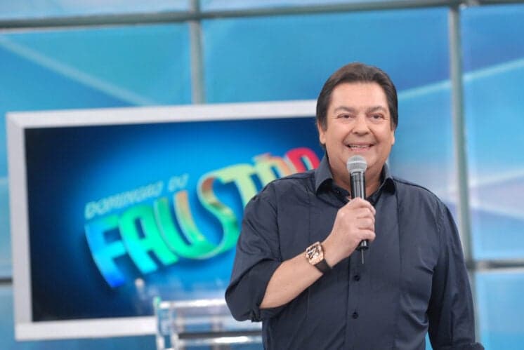 Fausto Silva renova contrato e ficará pelo menos mais sete anos na Globo