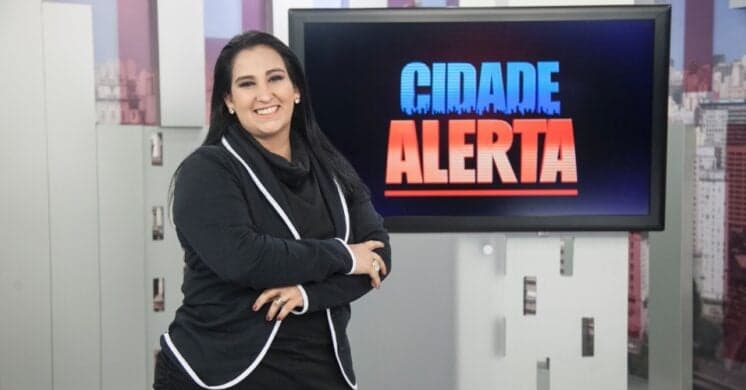 Apresentadora da Record leva reclamação de diretores ao homenagear programa da Globo