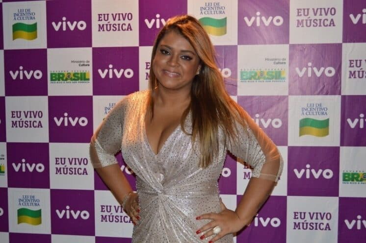 Preta Gil organiza bazar e exige compras para tirar fotos com fãs