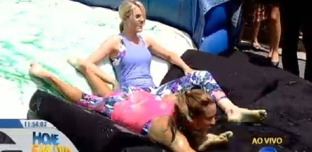 Em programa ao vivo, Ana Hickmann e Renata Alves escorregam em quiabo