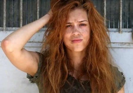 Sophia Abrahão grava cenas como mendiga em "Alto Astral"