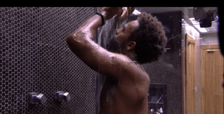 "BBB15": Mais uma vez Douglas volta a tomar banho e mostra como veio ao mundo