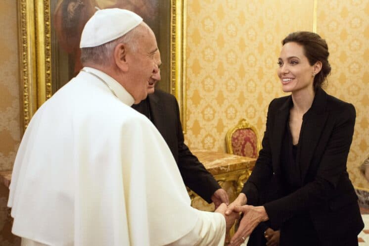 Angelina Jolie se encontra com o Papa Francisco e exibe seu novo filme