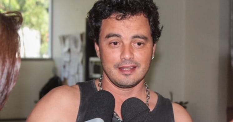 "Domingo Legal" recebe Renner ao vivo no palco