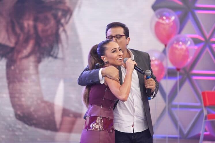 Sabrina Sato ganha festa de aniversário surpresa e se emociona com homenagem da família