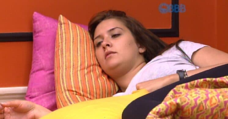 “BBB15” – Tamires come e bebe demais e passa mal: ‘Eu comi igualzinho a geral’