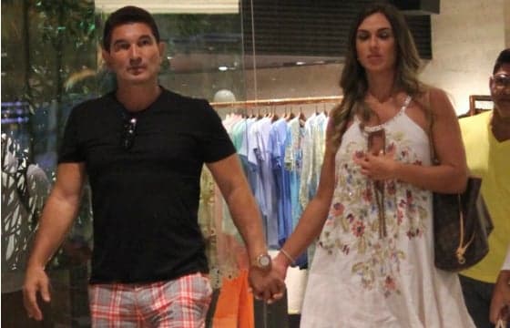 Após rumores, Nicole Bahls nega noivado com empresário: "Não conheço"