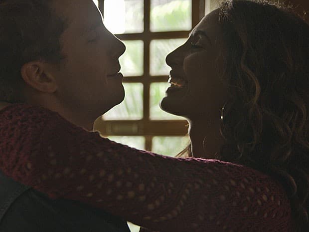 "Babilônia": Apaixonado, Vinícius pede Regina em namoro; confira a resposta dela