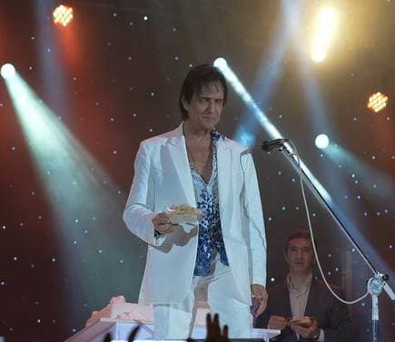 Com estrutura decadente, show de aniversário de Roberto Carlos fracassa