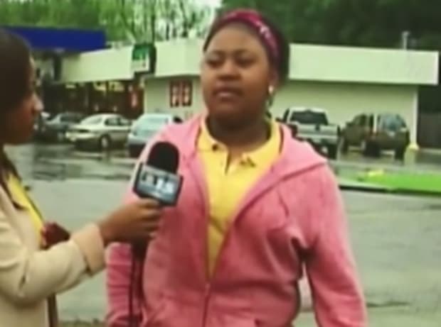 Garota faz xixi nas calças durante entrevista ao vivo; confira