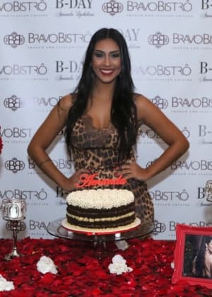 Para comemorar o aniversário, a ex-BBB Amanda se inspira em Kim Kardashian; confira!