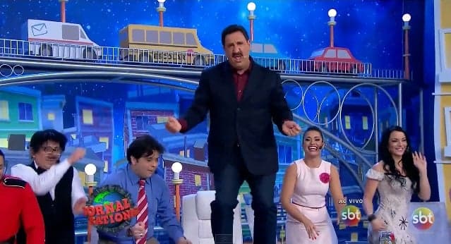 Ratinho faz "Dança do Primeiro Lugar", e sobe em bancada para comemorar vitória sobre a Globo