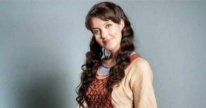 "É um desafio, mas muito divertido", conta Larissa Maciel sobre novelas de época
