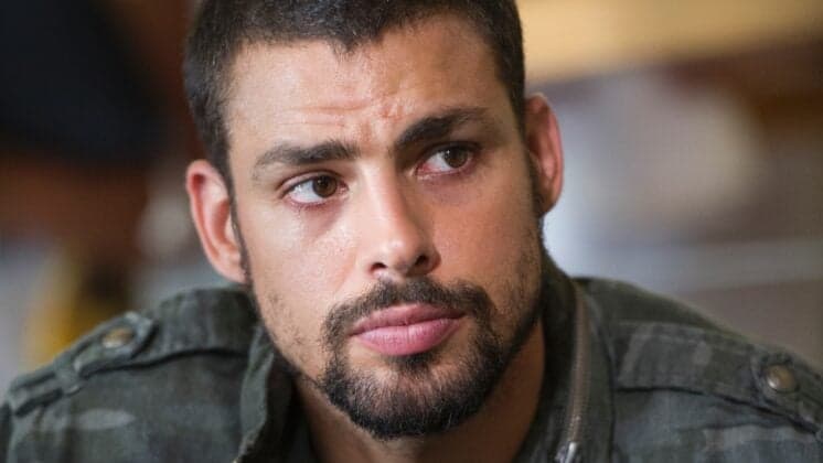 Irmã de Cauã Reymond faz selfie e entrega ator com namorada