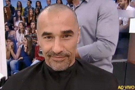 Para personagem, Luciano Szafir raspa o cabelo ao vivo na Record