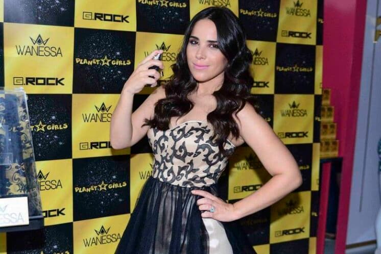 Wanessa Camargo paga mico ao atender celular no meio de espetáculo