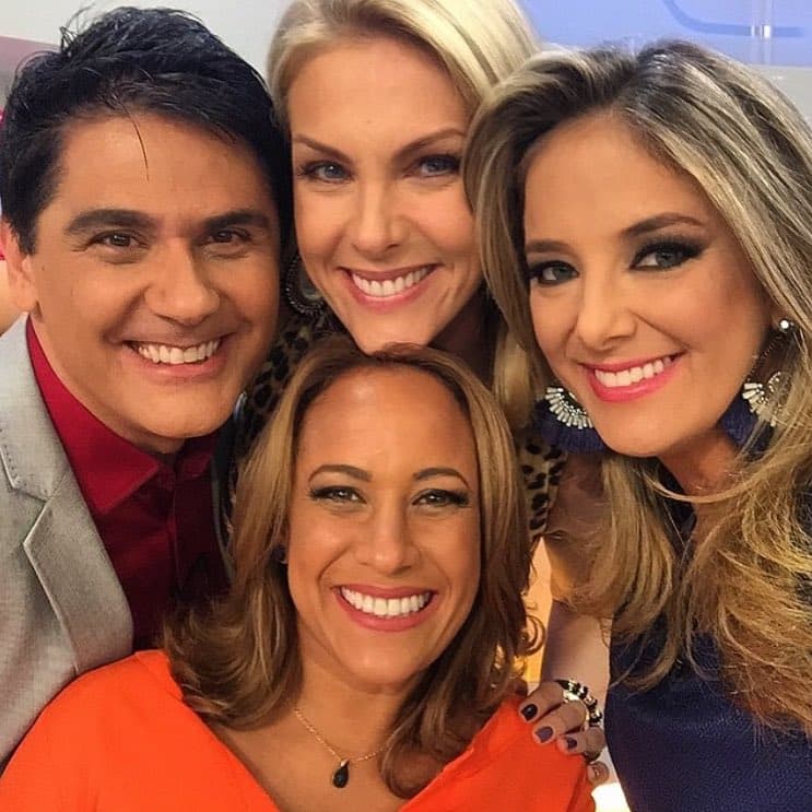 Ticiane Pinheiro posta foto com elenco do Hoje em Dia