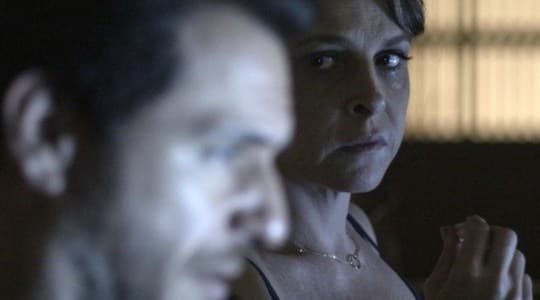 "Verdades Secretas": Alex maltrata Carolina e Angel reclama