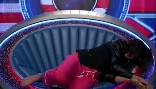 Participante do "Big Brother" desmaia ao vivo no Reino Unido