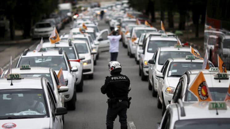 Equipe da Globo é hostilizada por taxistas em manifestação