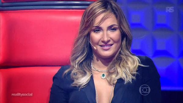 Gafe! Claudia Leitte confunde cantora com homem no "The Voice Brasil"
