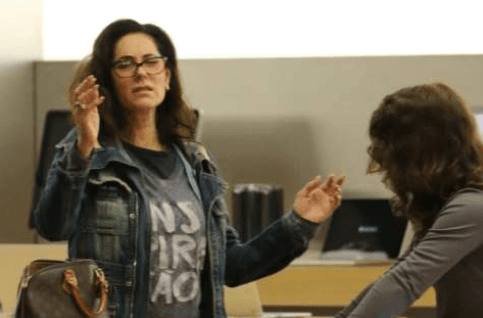 Christiane Torloni baté o pé e fica irritada em shopping