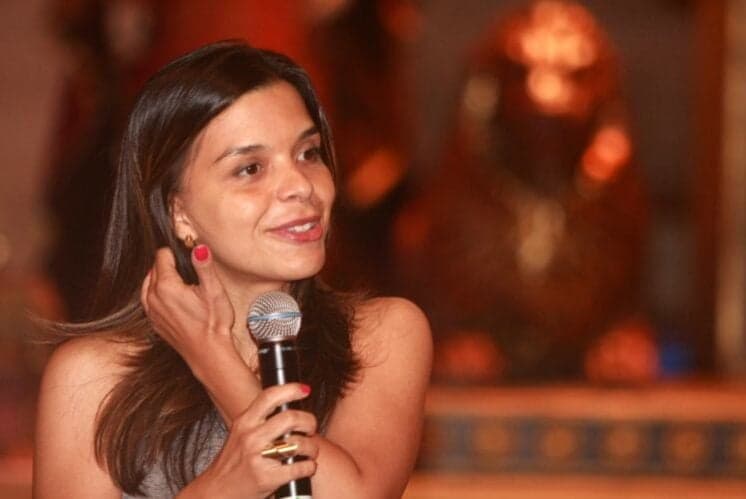 Autora de "Os Dez Mandamentos" comemora romance nas histórias bíblicas