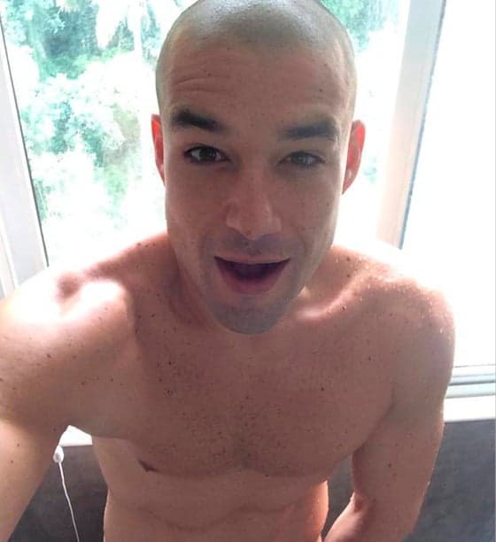 Sergio Marone causa ao fazer selfie despido durante banho