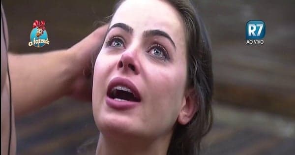 "A fazenda 8": Aos prantos, Rayanne Morais discute a relação com Douglas Sampaio