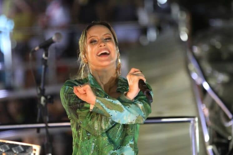 Saiba porquê Claudia Leitte está proibida de abraçar e tirar fotos com fãs