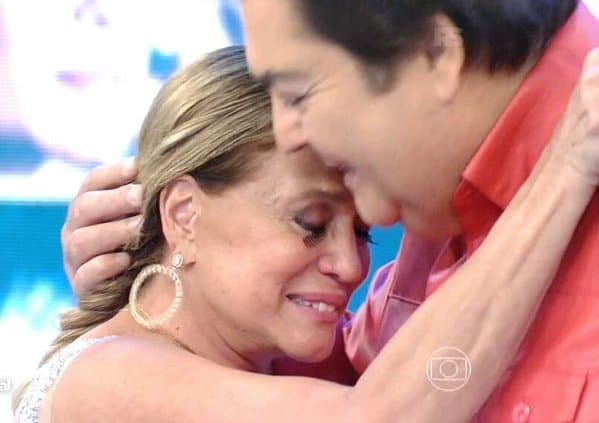 Cílios postiços de Susana Vieira caem e internautas não perdoam; confira