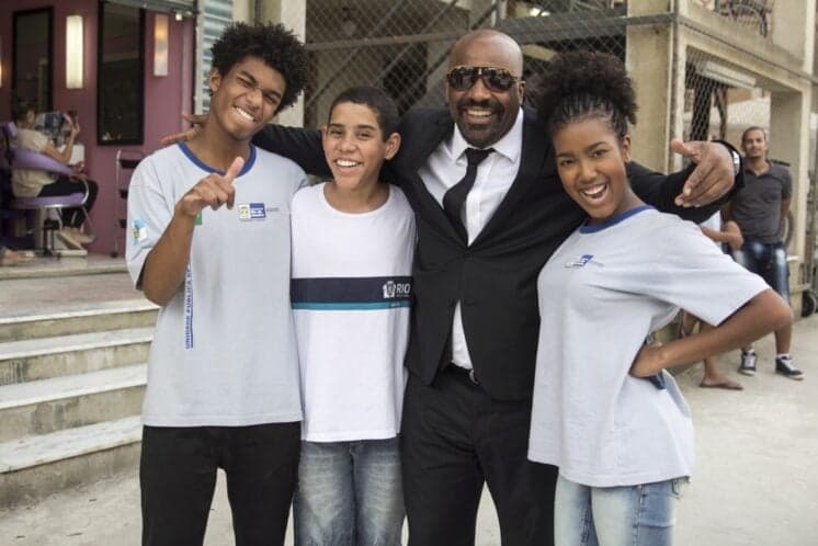 Lellêzinha, a Jeniffer de "Totalmente Demais", revela que ainda anda de ônibus: "isso é normal"