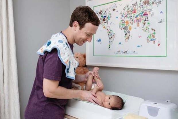 Mark Zuckerberg, criador do Facebook, publica foto trocando fralda da filha e viraliza