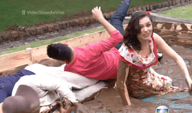 Monica Iozzi e Otaviano Costa tomam banho de lama no "Vídeo Show"