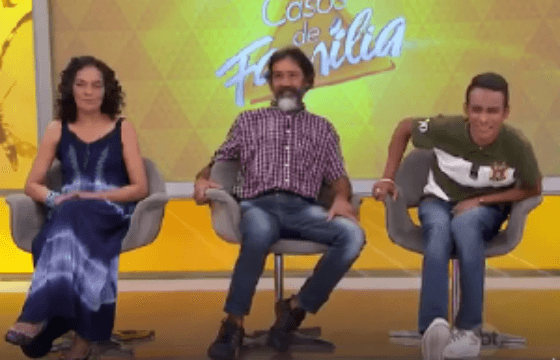 Apertado, convidado pede para ir ao banheiro durante o "Casos de Família"