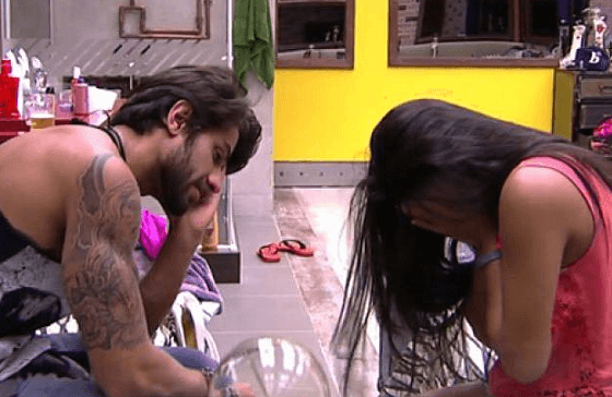"BBB 16": Renan tenta dar ‘beijo de boa noite’ em Munik e ouve: "Sai daqui"