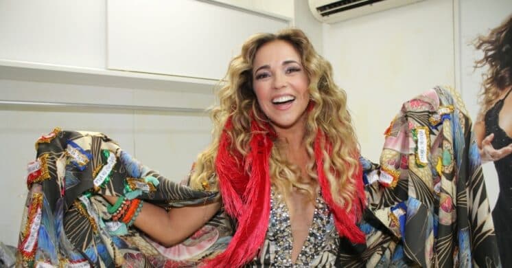 Daniela Mercury surpreende ao paralisar rua, subir em carro e improvisar show; assista